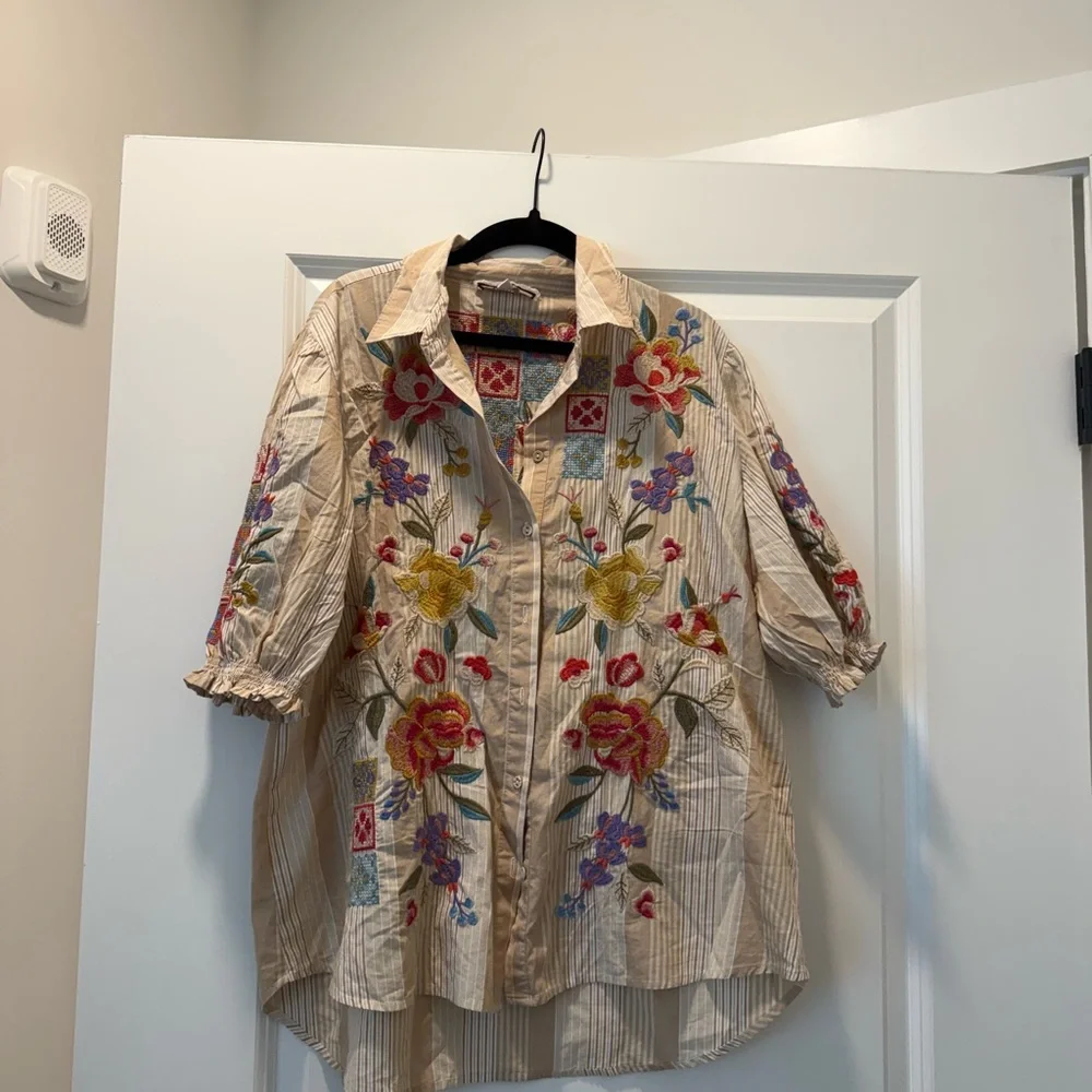 Johnny Was PETUNIA SMOCKED LISBON SHIRT. Size M - Picture 5 of 8